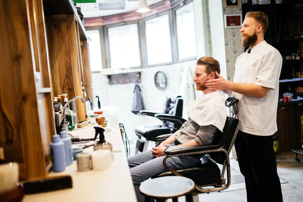 Mannelijke ontvangende haar baard behandeling — Stockfoto