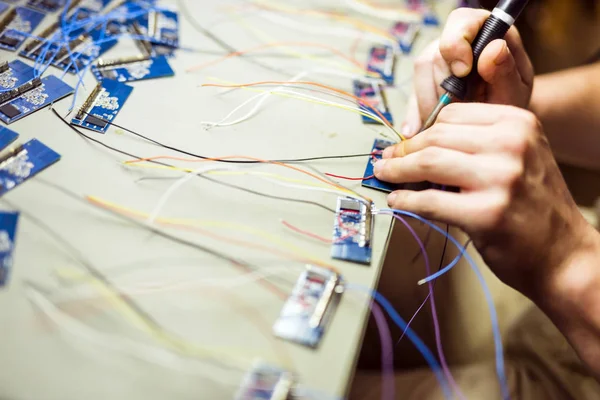 Hardware door solderen being fixed — Stockfoto