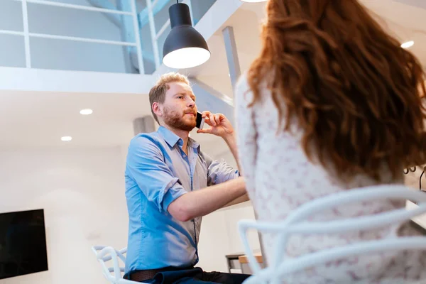 Prata telefon dejtande kvinna — Stockfoto