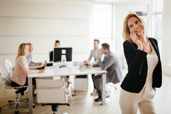 Zakenvrouw tijdens bedrijf office vergadering — Stockfoto