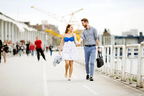 Beau couple en plein air — Photo