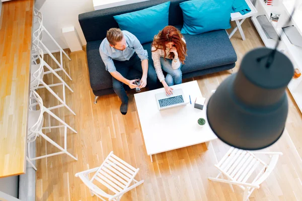 Hermosa pareja trabajando en un acogedor salón — Foto de Stock