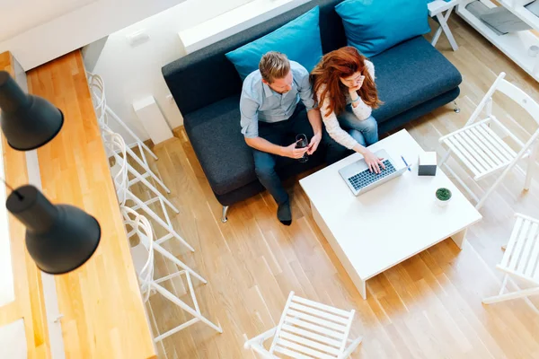 Hermosa pareja trabajando en un acogedor salón —  Fotos de Stock