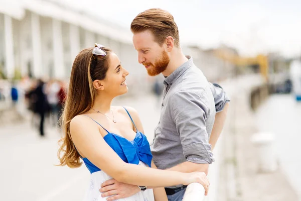 Casal bonito ao ar livre — Fotografia de Stock