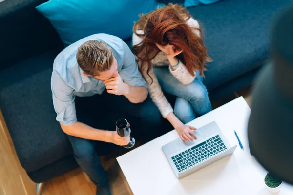 Schönes Paar, das in einem gemütlichen Wohnzimmer arbeitet — Stockfoto