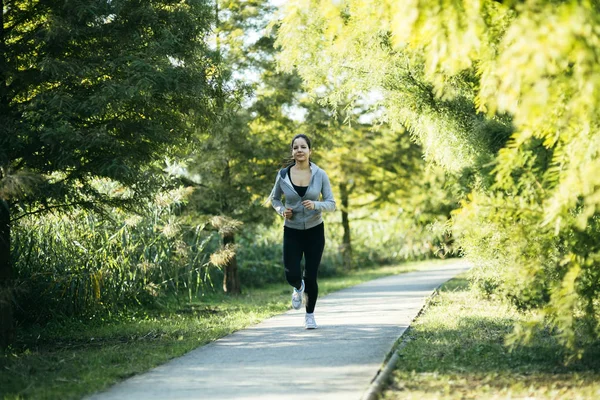 Ajuste jogger femenino corriendo —  Fotos de Stock