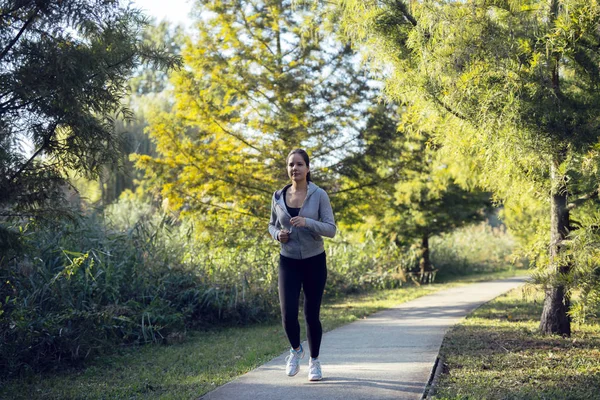 Fit vrouwelijke jogger uitgevoerd — Stockfoto