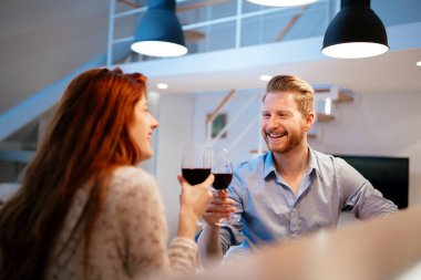 Güzel çift şarap ile kızartma