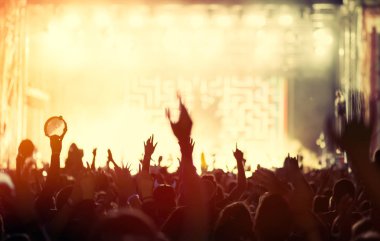 İnsanlar konserde dans ediyor.