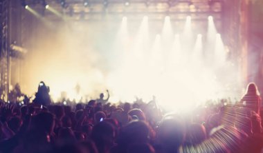 İnsanlar konserde dans ediyor.