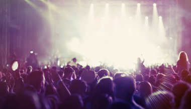 İnsanlar dans ve festivalde tezahürat