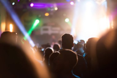 İnsanlar konserde dans ediyor.