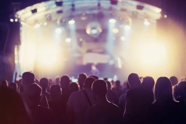 İnsanlar konserde dans ediyor.