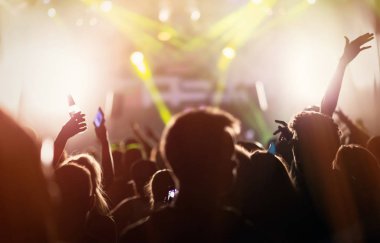 İnsanlar dans ve festivalde tezahürat