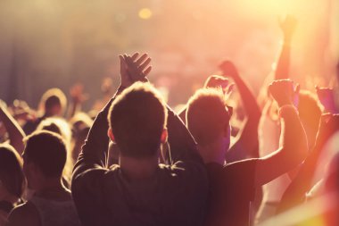 İnsanlar dans ve festivalde tezahürat