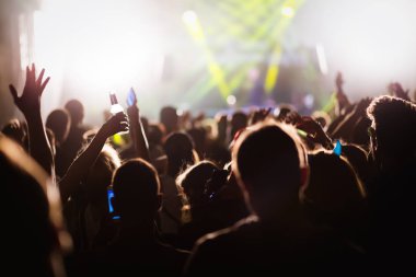İnsanlar dans ve festivalde tezahürat