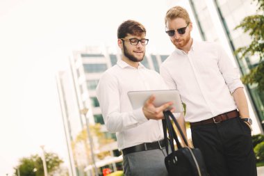 Yürüyüş ve haber tartışırken iş adamları