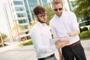 Yürüyüş ve haber tartışırken iş adamları