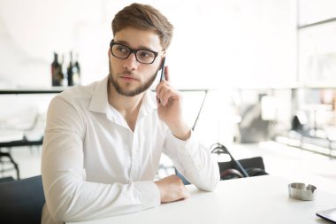 Kahve molası ciddi iş adamı