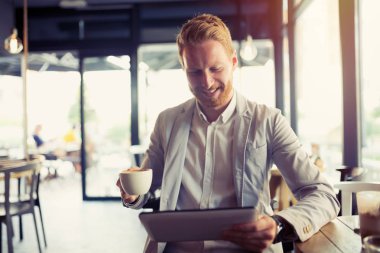 Meşgul işadamı kahve molası