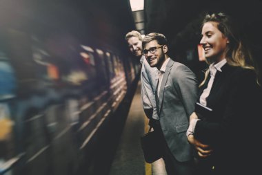 Metro için bekleyen iş adamları