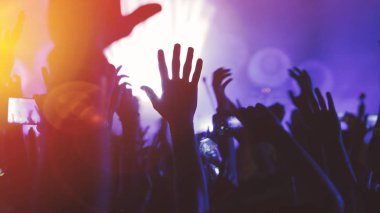 İnsanlar konserde dans ediyor.