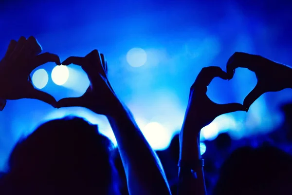 Pareja mostrando el corazón con las manos —  Fotos de Stock