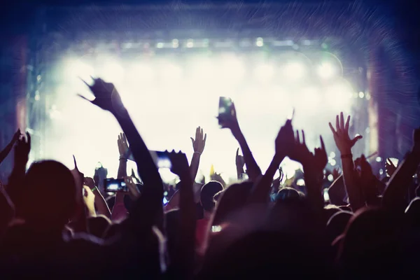 People dancing and cheering at festival — Stock Photo, Image