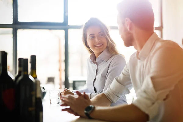 Colleghi di lavoro incontri nel ristorante — Foto Stock