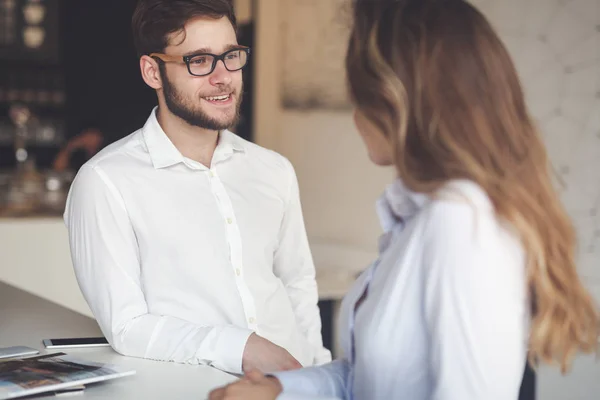 Collega's dateren in restaurant — Stockfoto