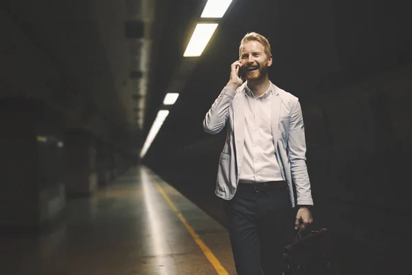 Empresario esperando el metro — Foto de Stock