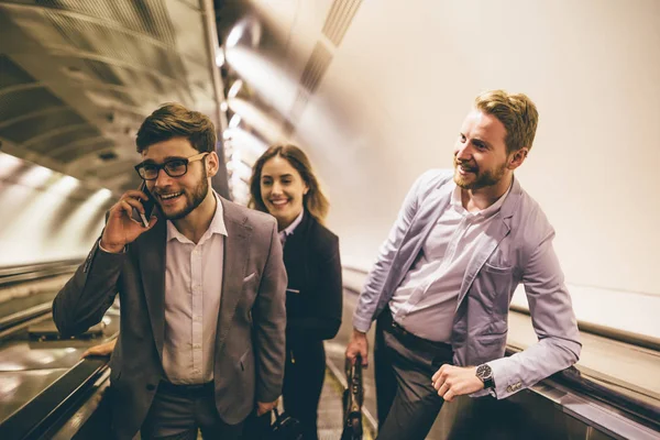 Collega's in metrostation — Stockfoto