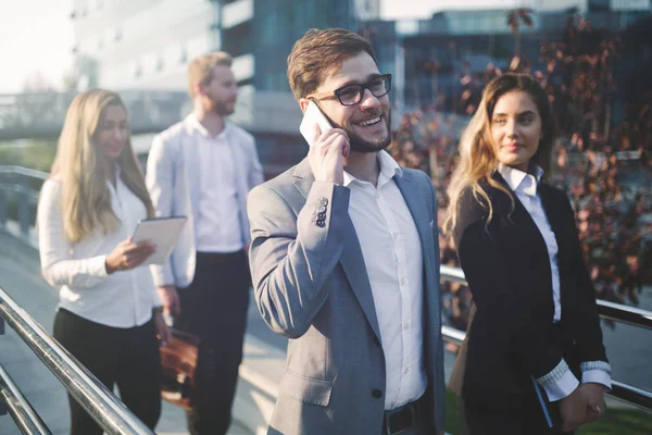 Jovens empresários que cooperam — Fotografia de Stock