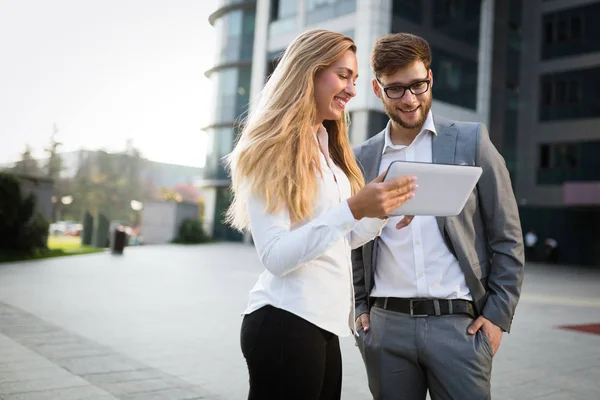 Business colleagues talking outdoors — Stock Photo, Image