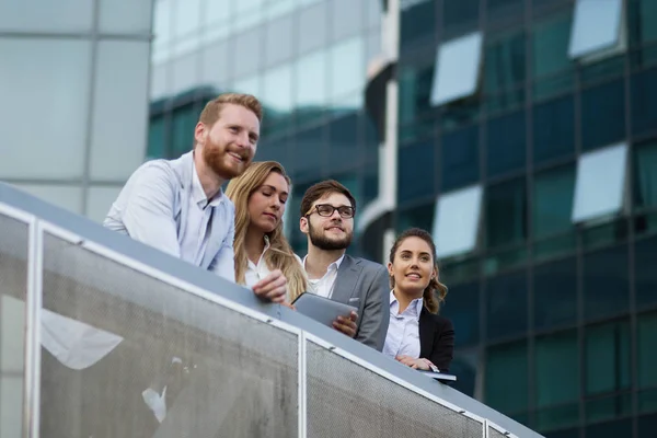 Jonge zakenlui samen te werken — Stockfoto