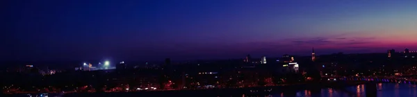 Нови-Сад панорама ночью — стоковое фото
