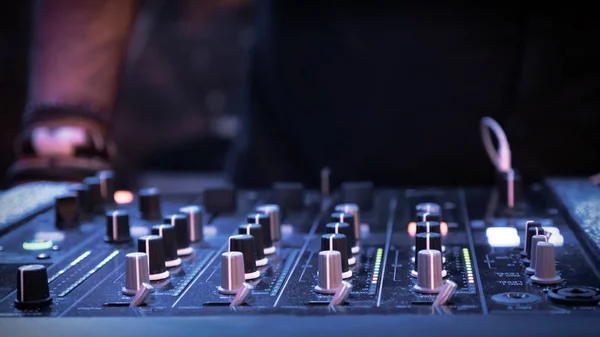 DJ mixer bij nacht in de club — Stockfoto