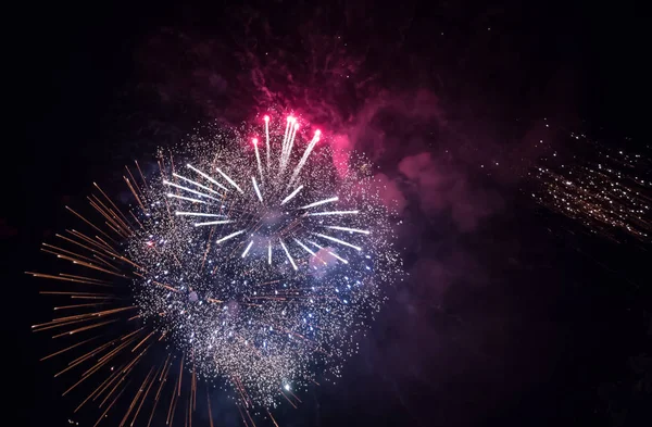 Bellissimi fuochi d'artificio durante la celebrazione — Foto Stock