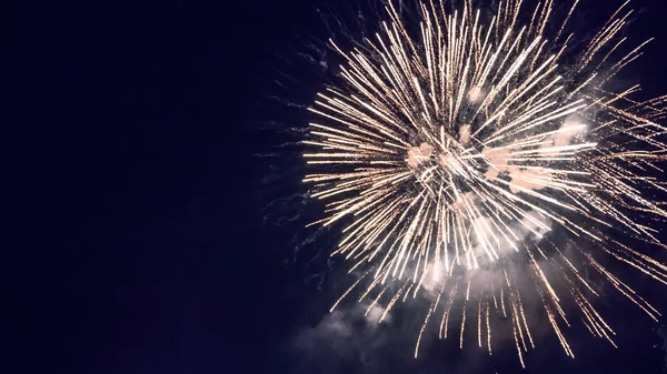 Bellissimi fuochi d'artificio durante la celebrazione — Foto Stock