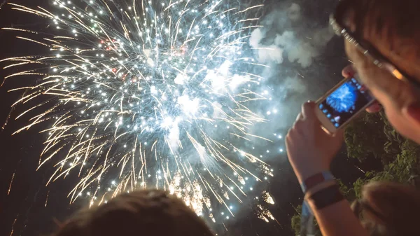 Människor njuter av fyrverkerier — Stockfoto