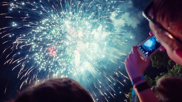 Gente disfrutando de fuegos artificiales — Foto de Stock