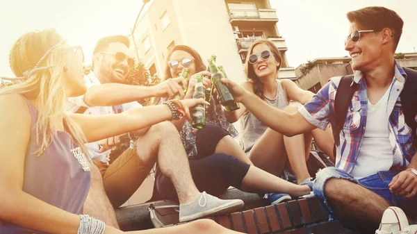 Grupo de amigos bebiendo al aire libre — Foto de Stock