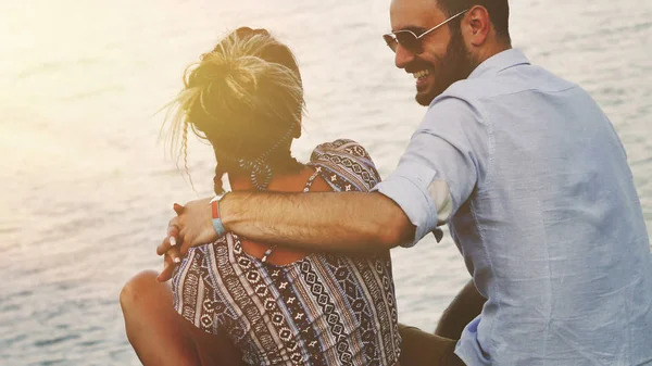 Coppia abbracci e sorrisi — Foto Stock