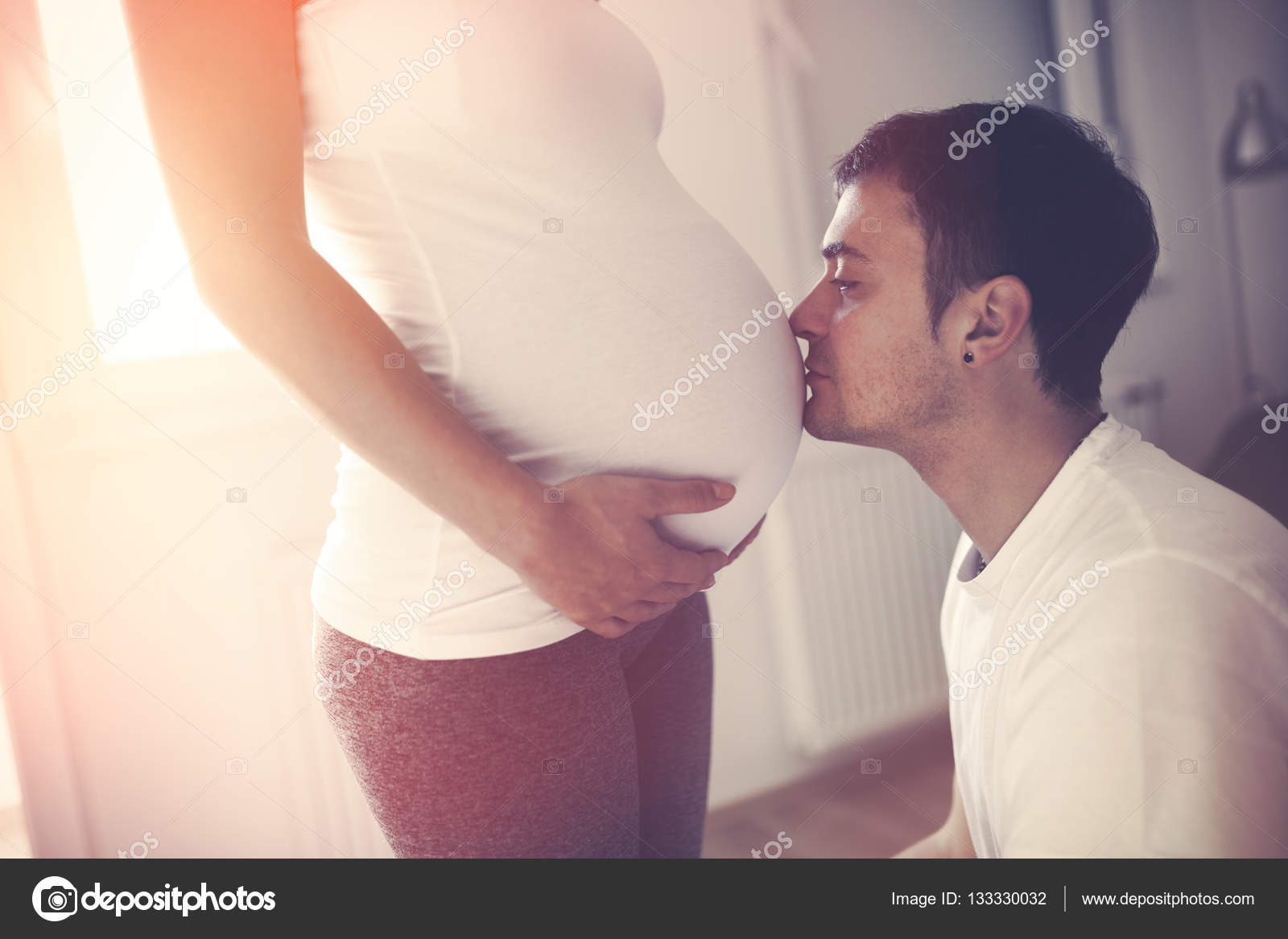 Беременная девушка с парнем. Поцелуй в живот беременной. Целует животик беременной. Целует беременных девушек. Парень целует животик беременной.