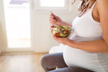 hamile kadın sağlıklı salata yemek