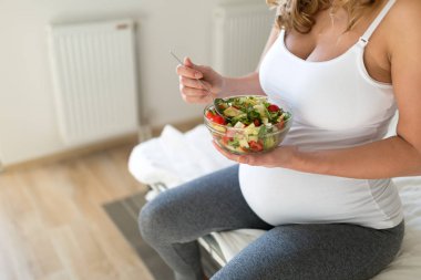 hamile kadın sağlıklı salata yemek