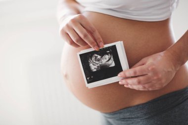 Hamile kadın yeni doğmuş bebek bekliyor
