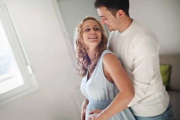 Marido feliz e esposa grávida em casa — Fotografia de Stock