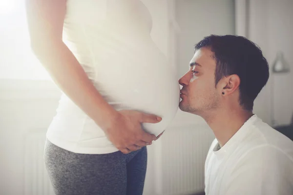 Marito baci incinta moglie pancia — Foto Stock