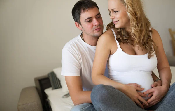 Buon marito e moglie incinta a casa — Foto Stock